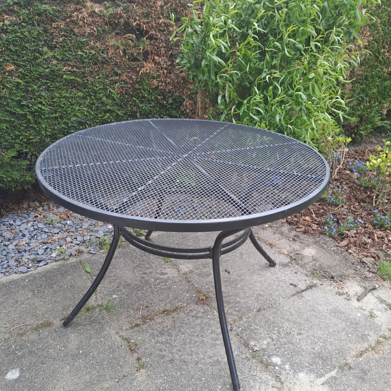 Stevige Tuintafel (ijzer) en 4 stoelen ( ijzer)