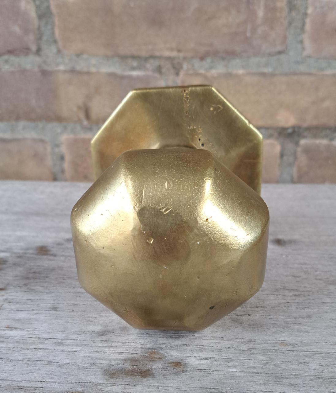 Oude messing deurknop en brievenbus