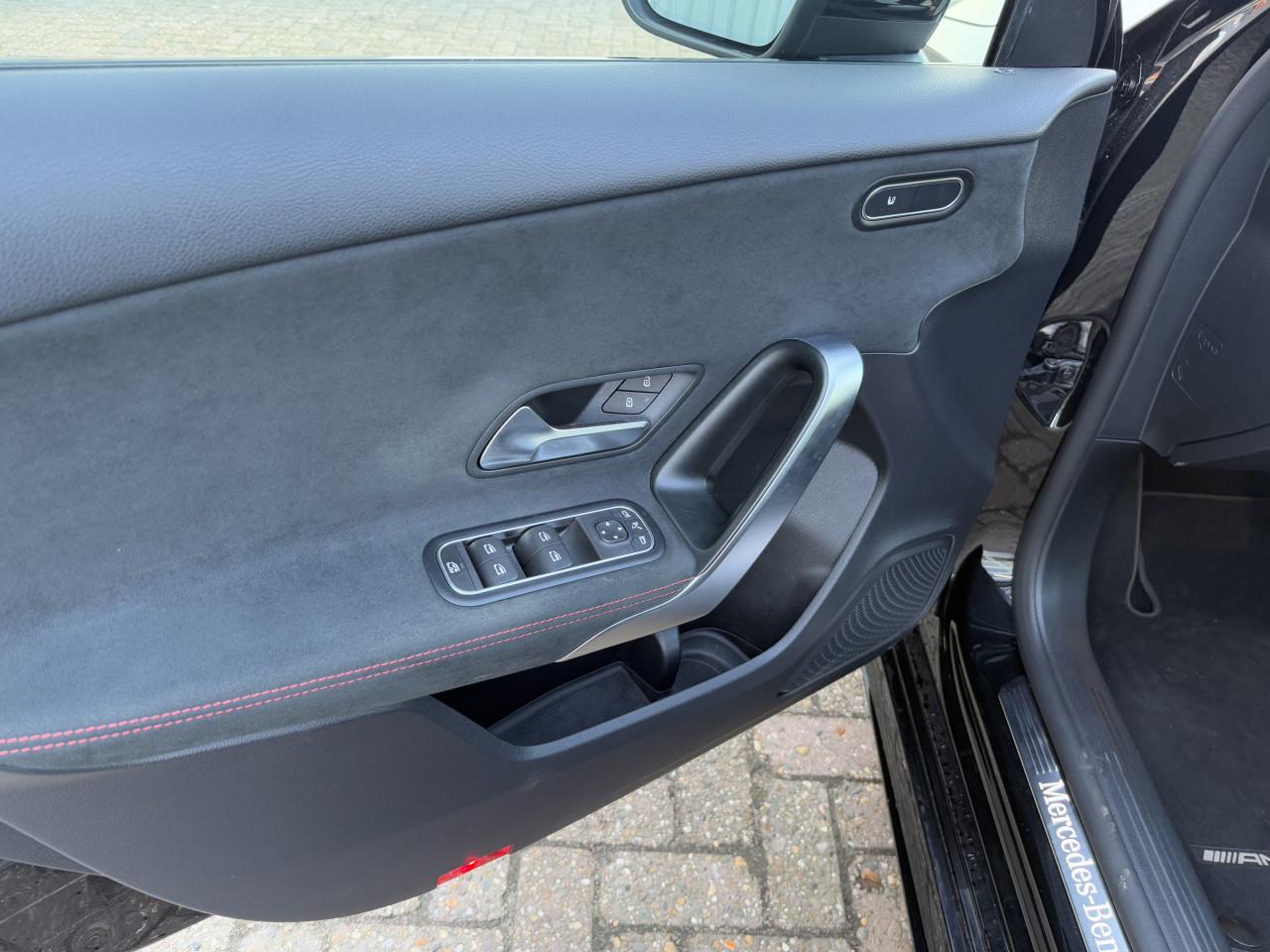 Mercedes-Benz A-klasse - 180 d AMG | Widescreen | Camera | Sfeer | Carplay