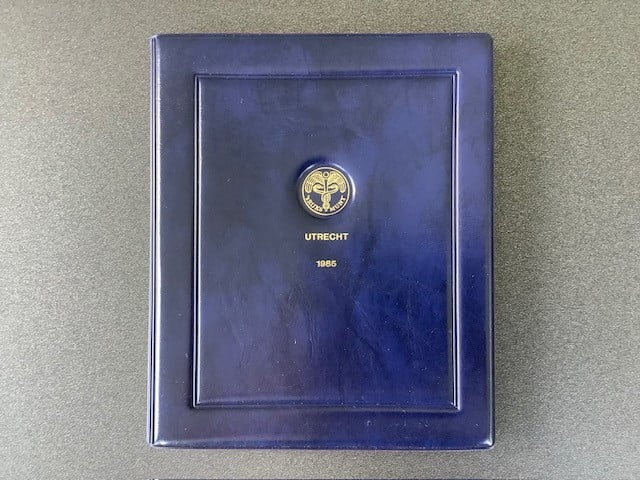 Nederland , Proofsets 1983 t/m 1987 met zilveren jaarpenning.