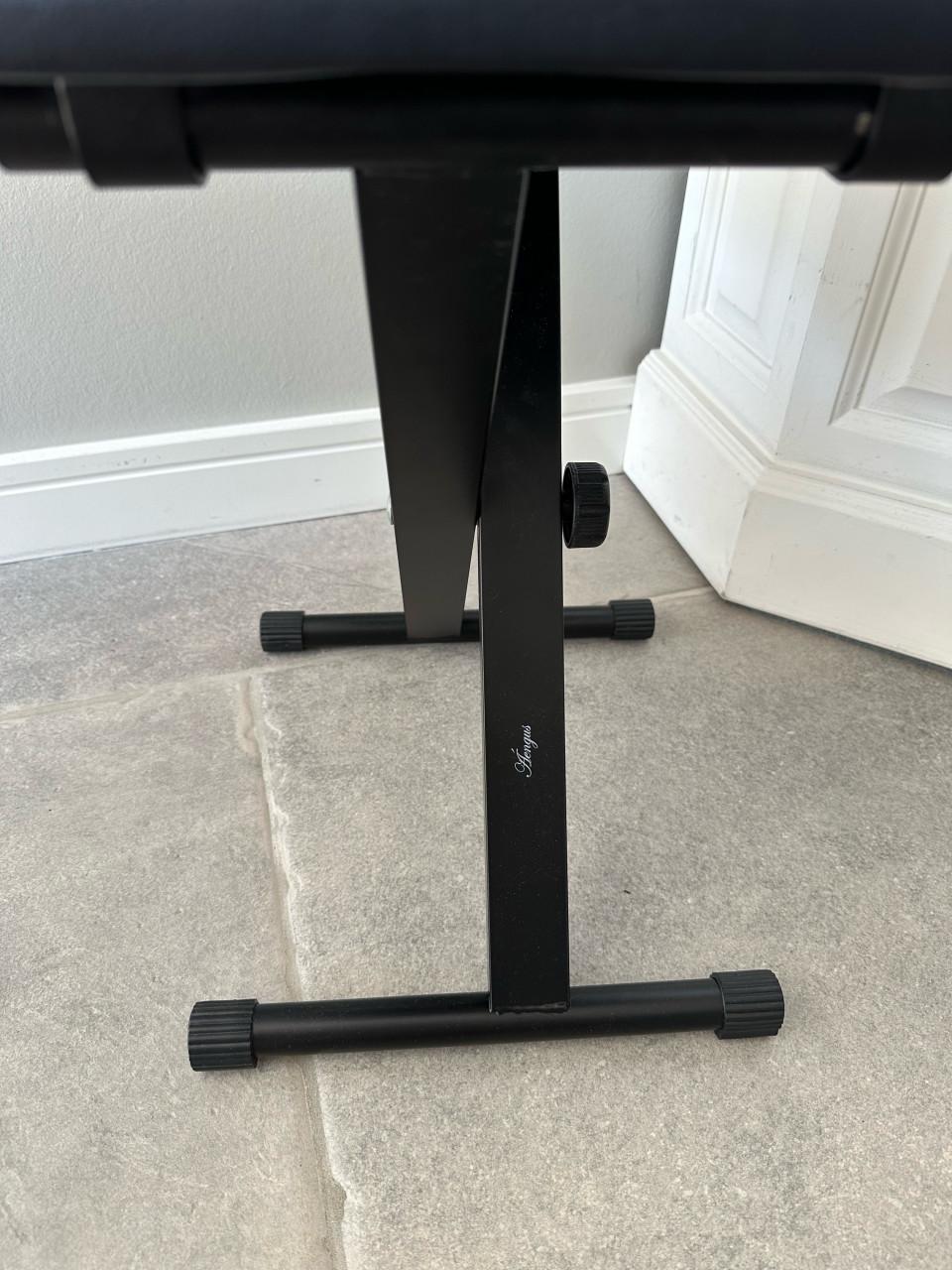 Pianokruk zwart met gevoerde zitting