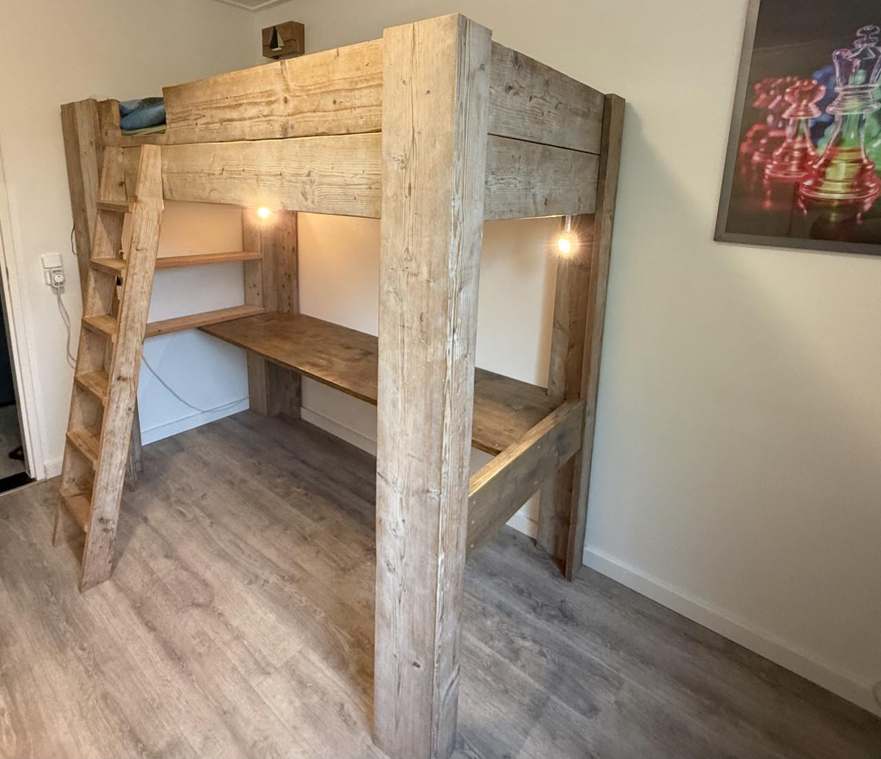 Hoogslaper incl bureau van steigerhout