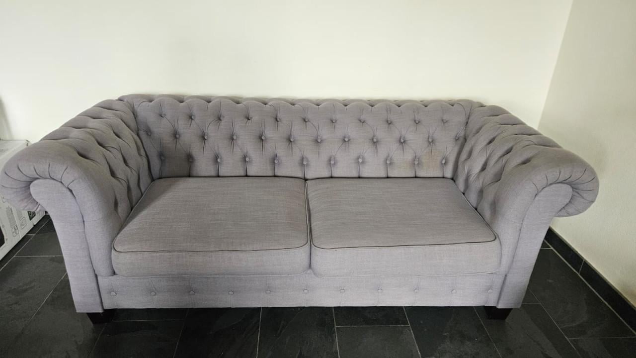 Stijlvolle Grijze Chesterfield Tweezitsbank