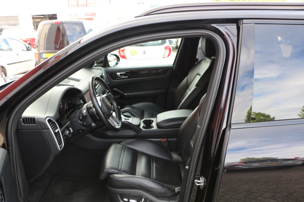 Porsche Cayenne 3.0 340pk trekhaak | all black | 22 inch