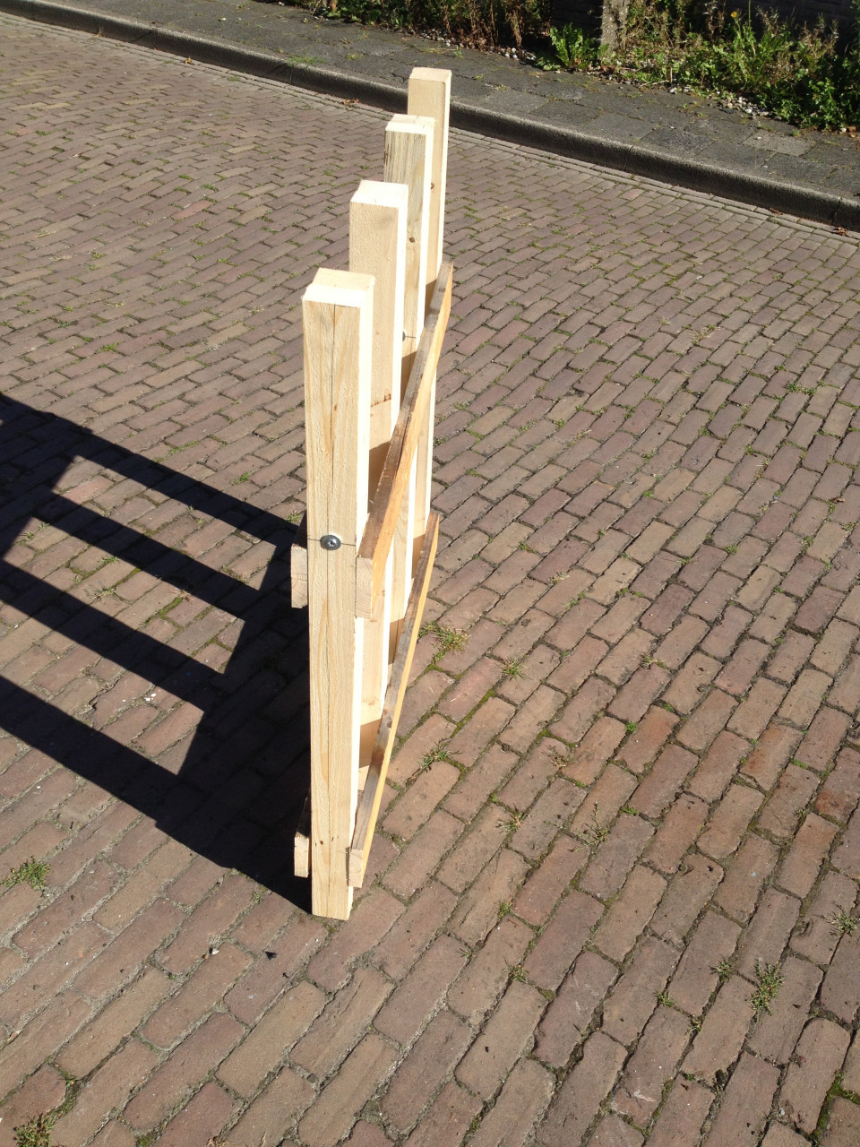 Rechtop hout doorzagen met kettingzaag en robuste zaagbok als werkbank