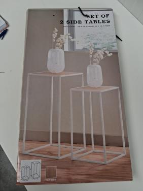 Nieuwe set van 2 bijzettafels – wit met houtlook blad