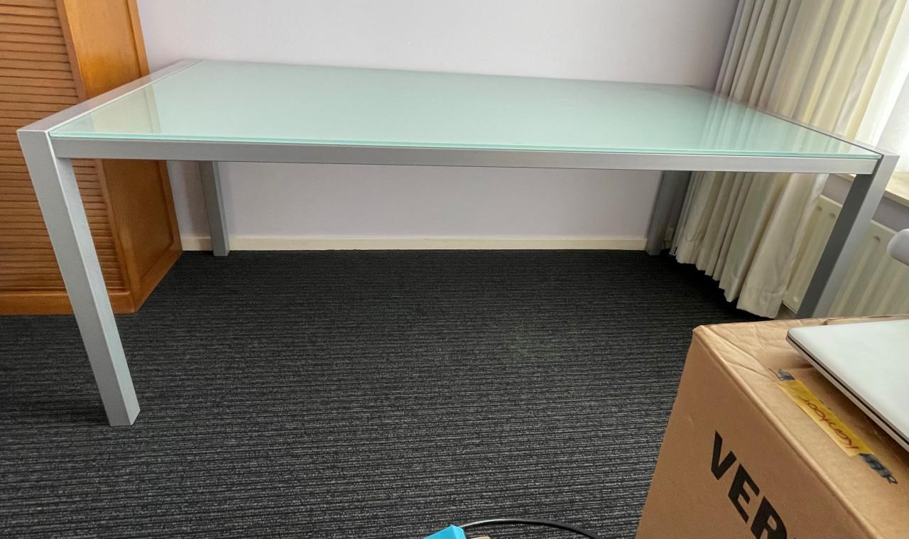 Glazen eettafel