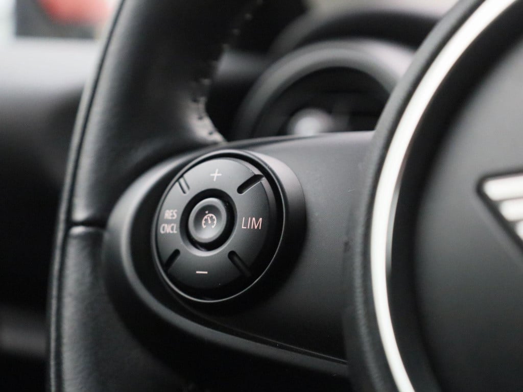 Mini Cooper mini 1.5 | lmv | parkeer sensoren | navigatie | airco | cruise 