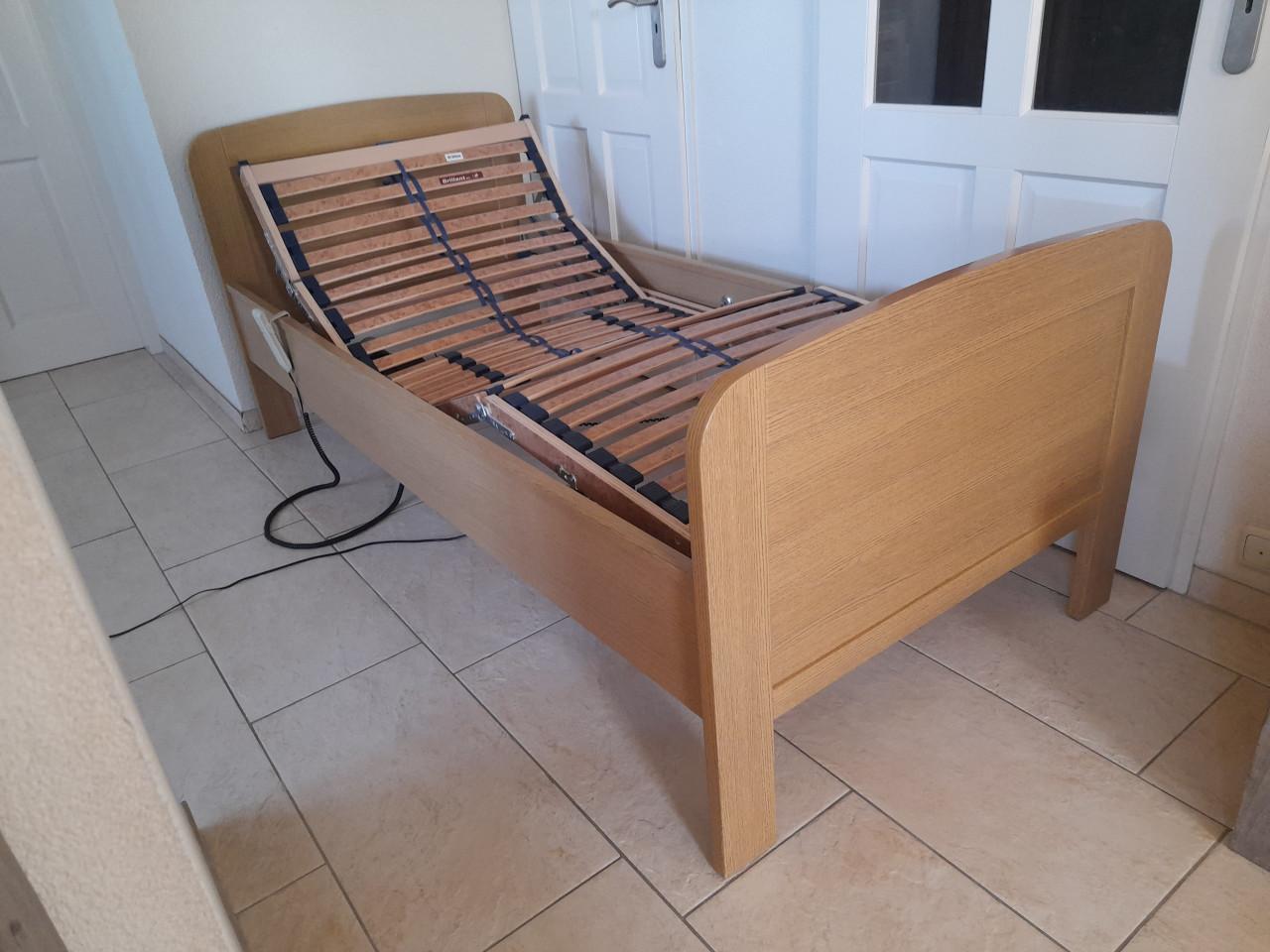 Senioren bed met elektrisch verstelbare lattenbodem 90 x 200(in goede staat