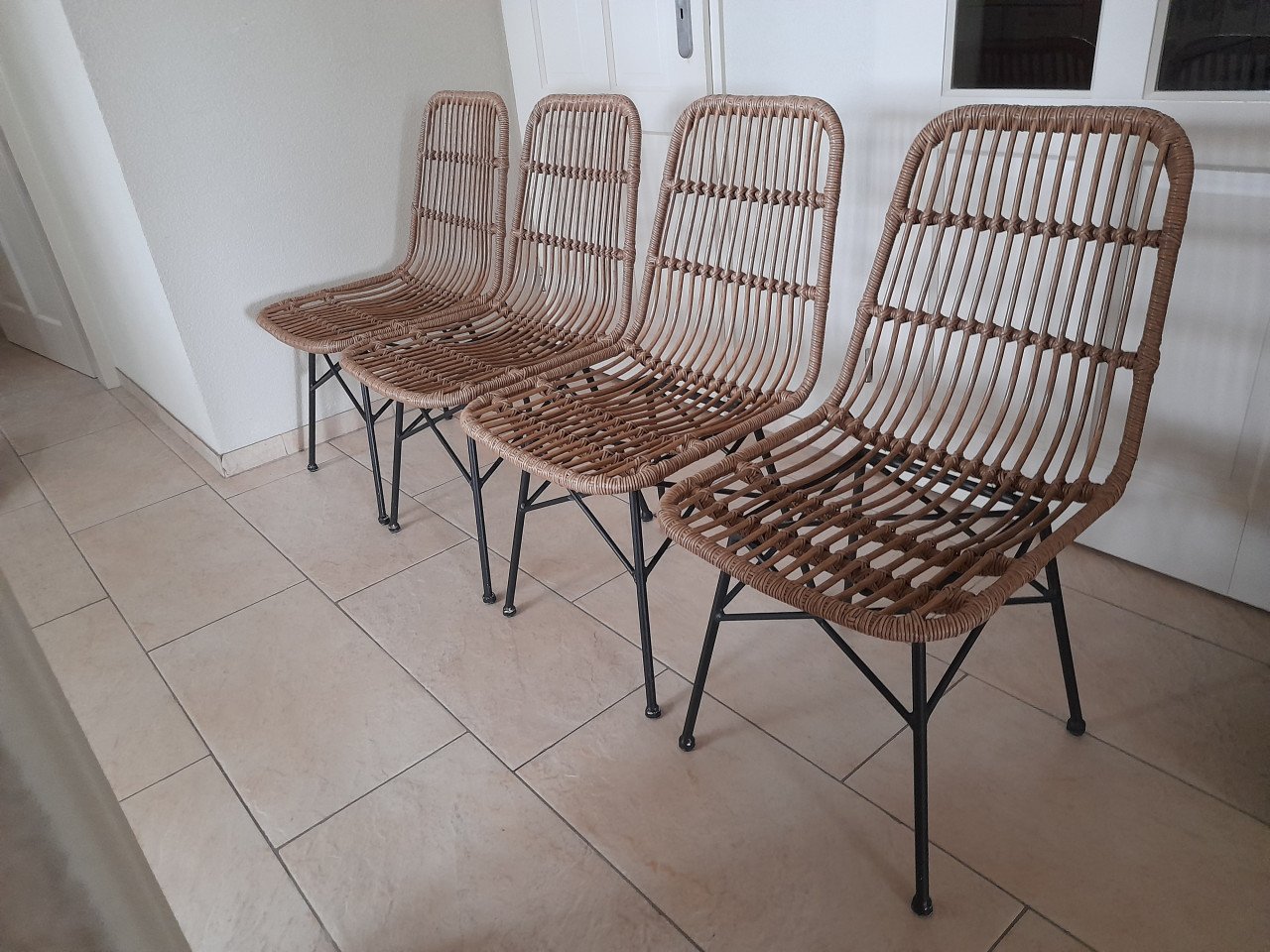 9 Leuke stoeltjes (in goede nette staat ) €20 per stuk