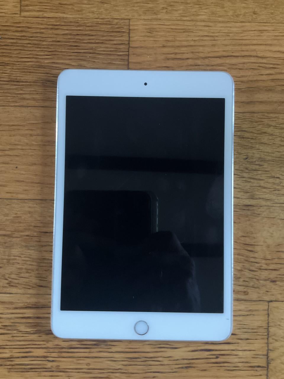 Apple iPad Mini 4 128 GB – wit – met hoezen en toetsenbord