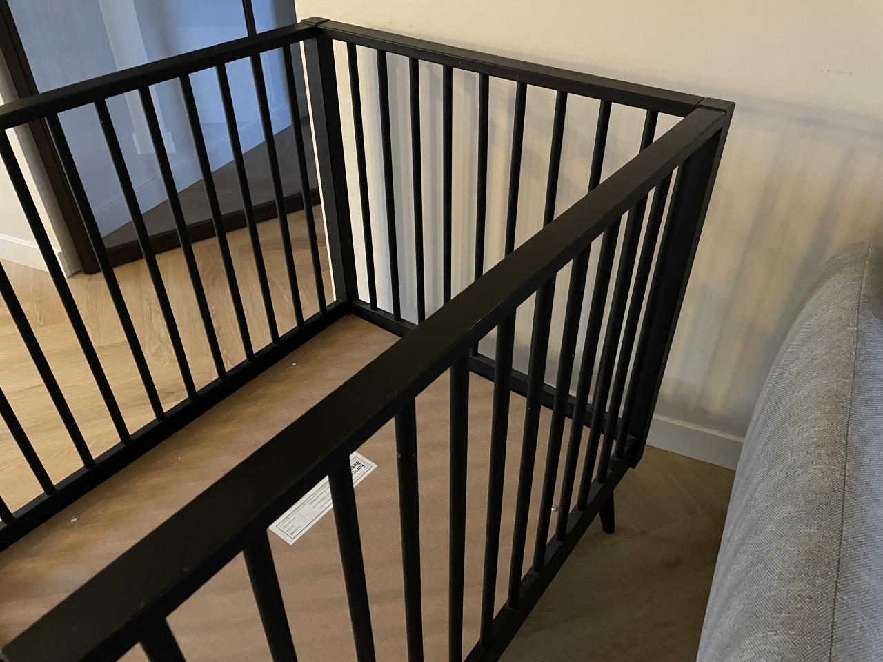 Box zwart met matras en boxkleed