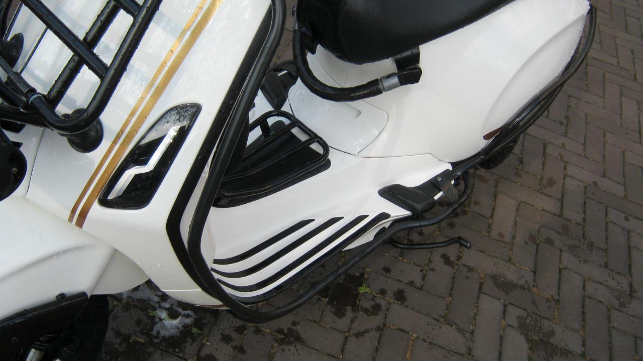 TE KOOP VESPA SPRINT COSTUM UIT NOVEMBER 2021  2500 EURO