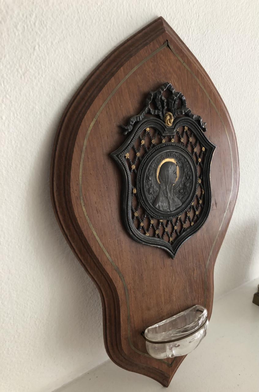 Mooi gedetailleerd brocante wijwaterbakje op houten plaatje