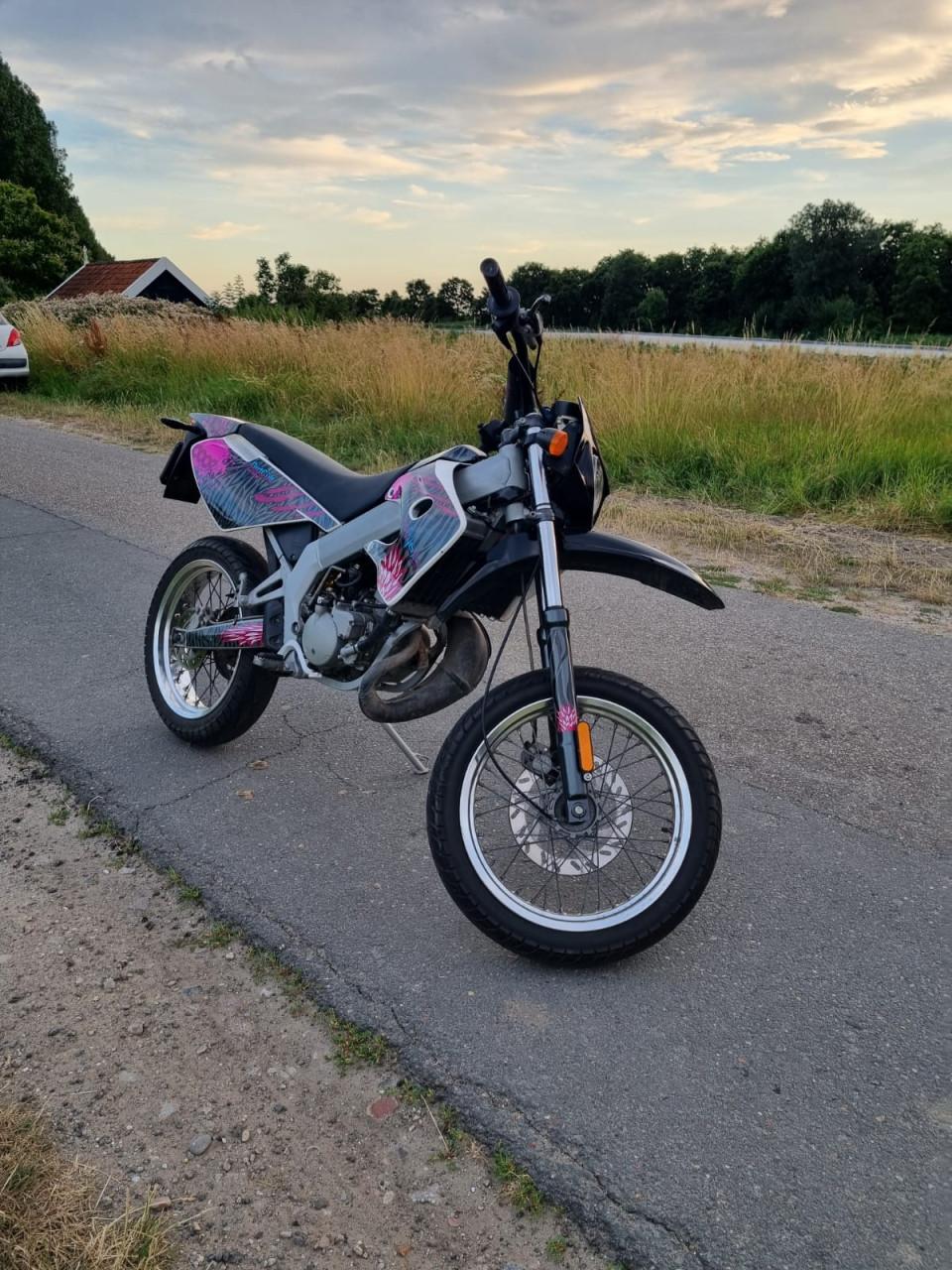 Derbi Senda SM 50 cc Roze/zwart