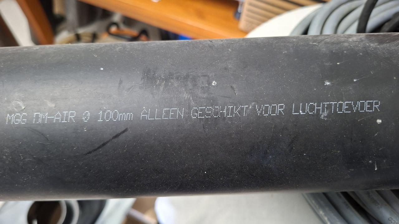 2 stuks Luchtafvoer met loden dakpan