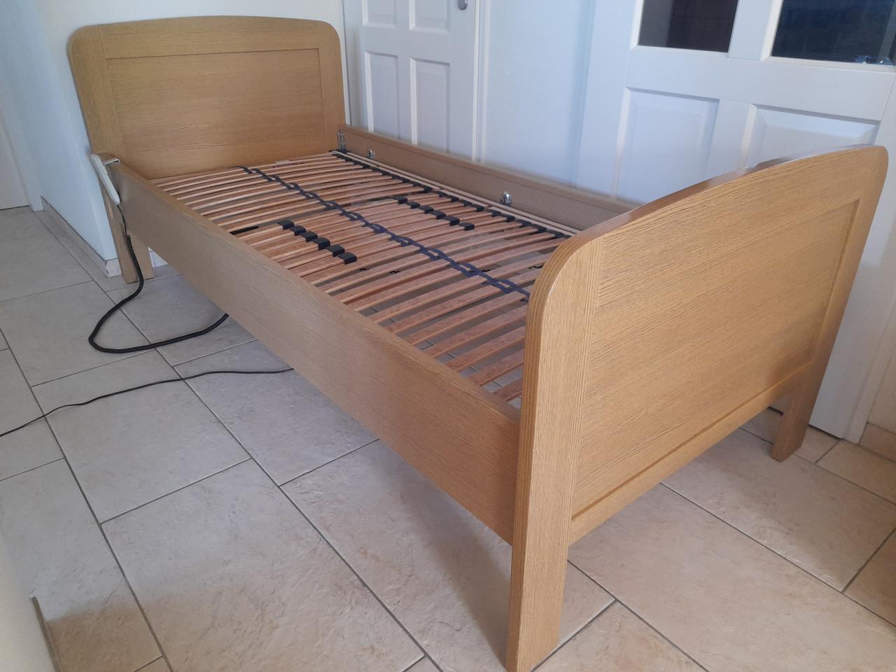 Senioren bed met elektrisch verstelbare lattenbodem 90 x 200( in goede st.)