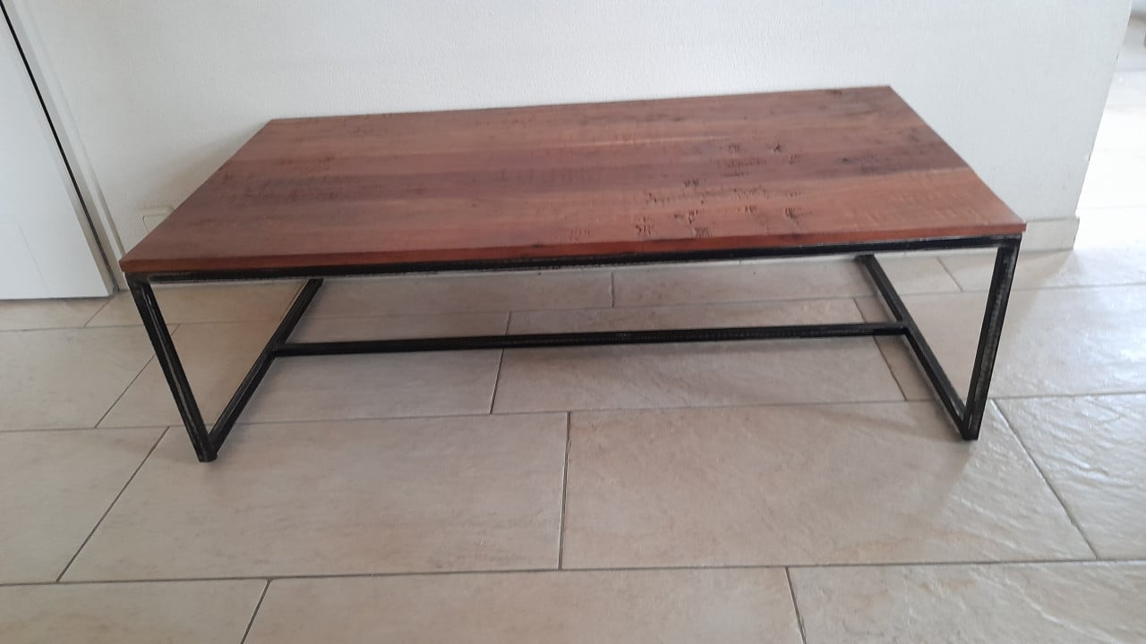 Prachtige salon tafel 118 x 60 x 36H (z.g.a.n.