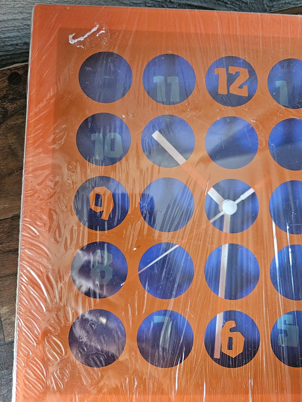Nieuwe vintage jaren 70 Wandklok - Oranje met Blauwe Cijfers