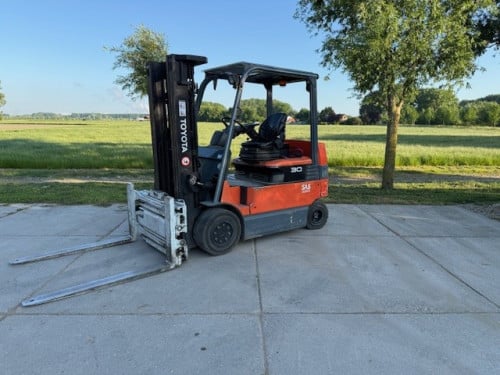 Toyota 7FBMF30 met vorkenversteller en sideshift