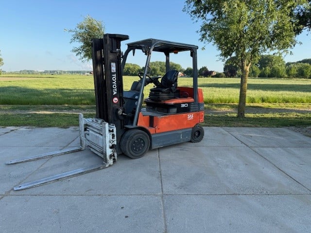 Toyota 7FBMF30 met vorkenversteller en sideshift