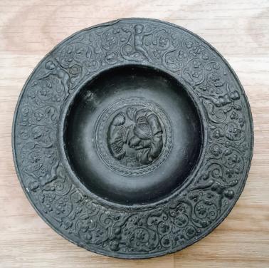 Antieke decoratieve tinnen schaal