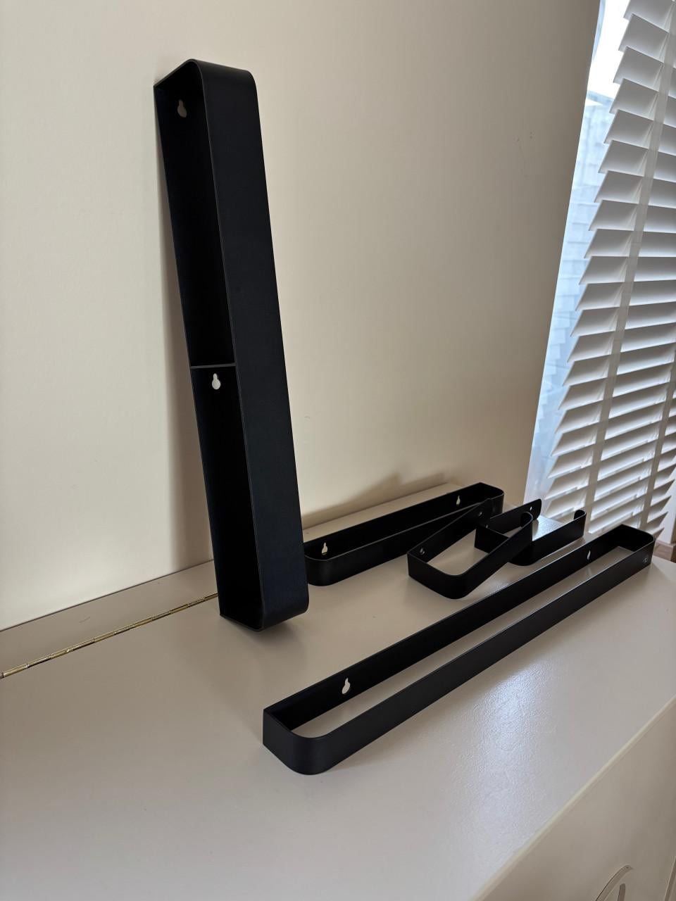 Badkamer accessoires zwart metalen ophangsystemen