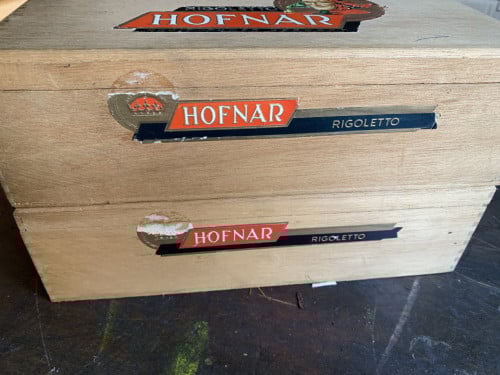 Te koop 2 sigarendoosjes met diverse inhoud
