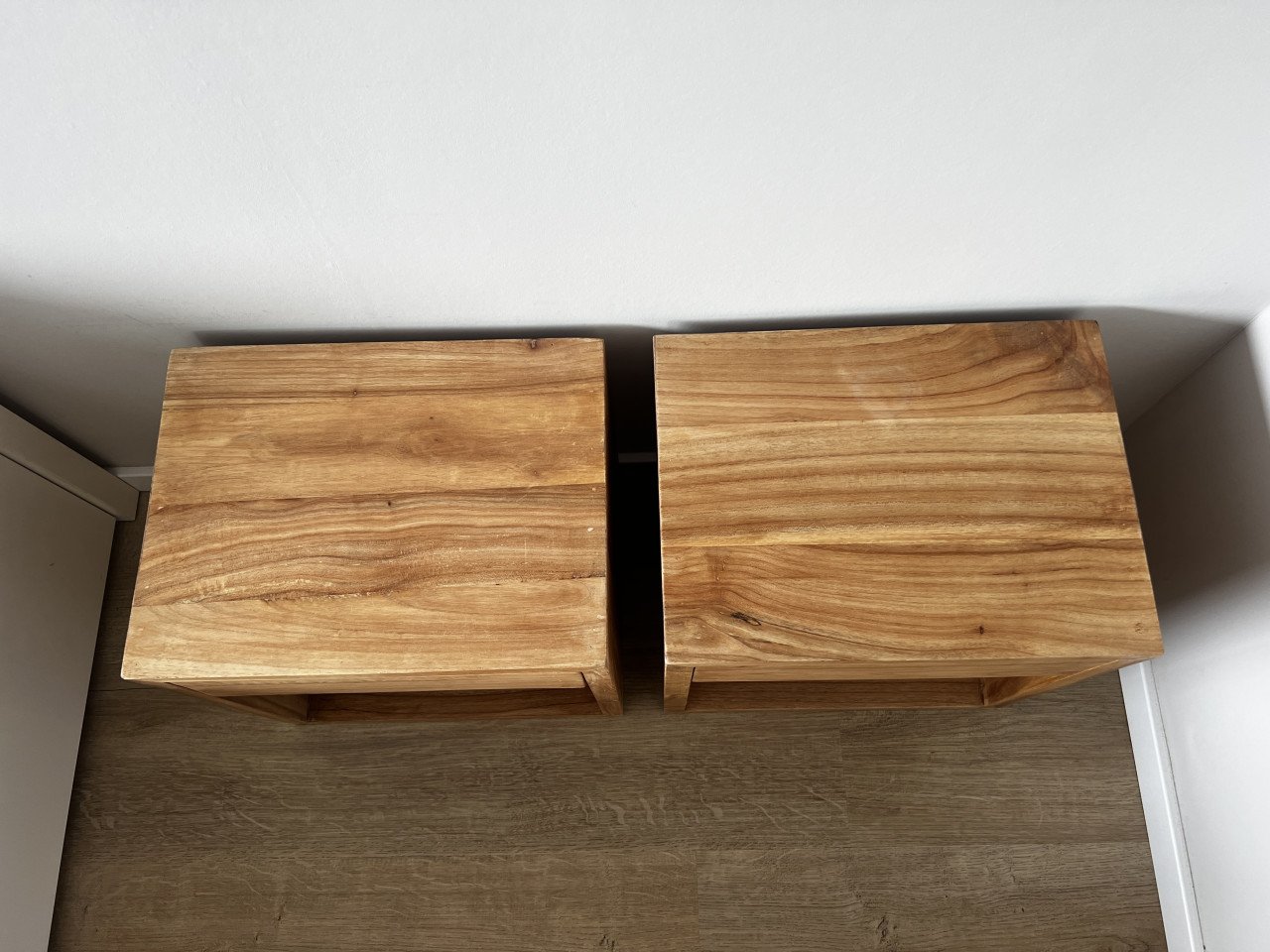Houten nachtkastjes zwevend