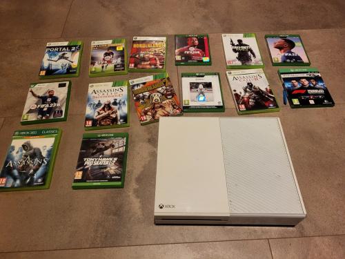 Xbox One inclusief 14 spelletjes + 2 controllers