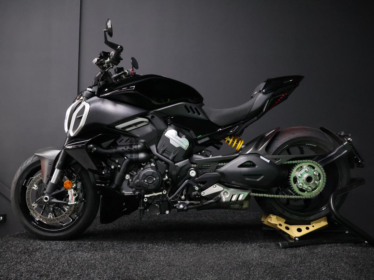 DIAVEL V4 | Carbon + Accessoires (T.w.v. €2680.-)