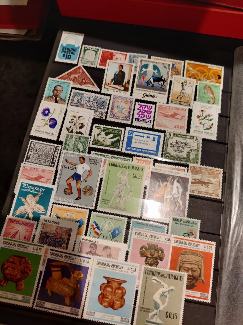 Nog mooi zwartbladig album vol met postfrisse zegels wereld!