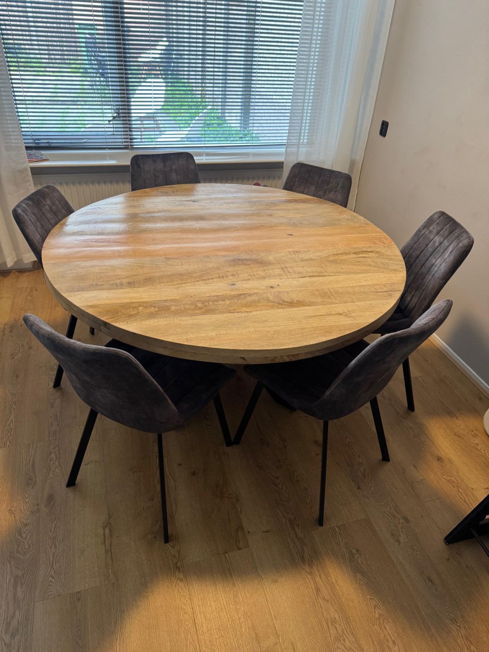 Ronde eettafel mango hout met 6 stoelen