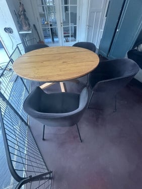 Trendy eethoek met 4 stoelen