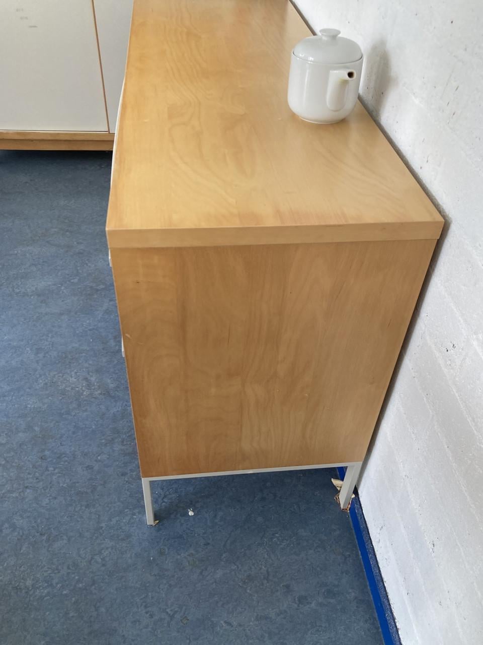 Moderne blank houten ladekast