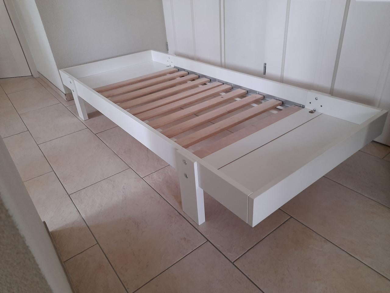 Mee groei bed (max 80 x 200)  In goede staat !