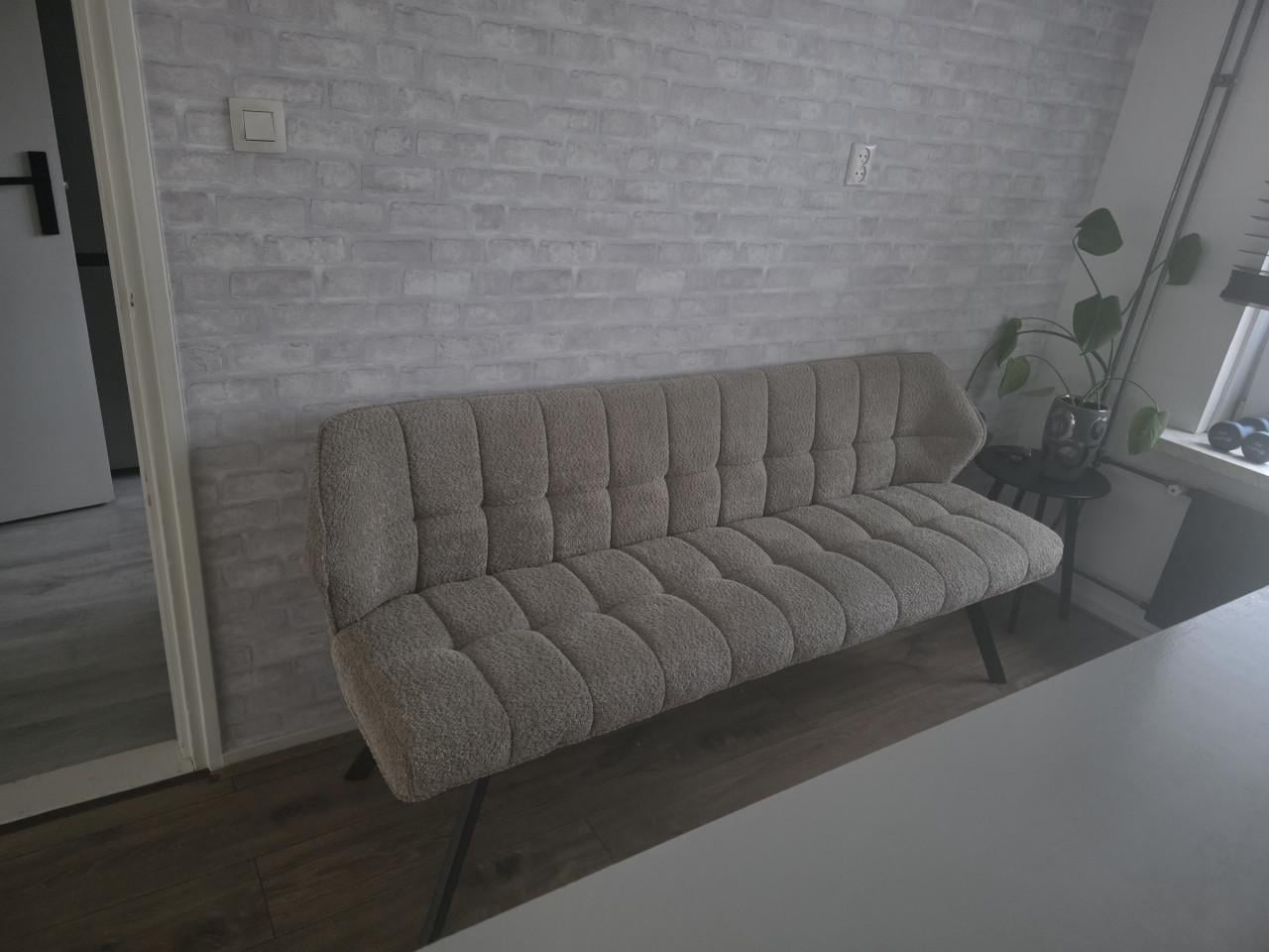 Eettafel met 2 stoelen, eetkamerbank + eventueel hanglamp