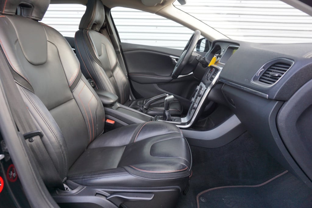 Volvo V40 2.0 d2 ocean race business airco / navi / camera / leder / cruise
