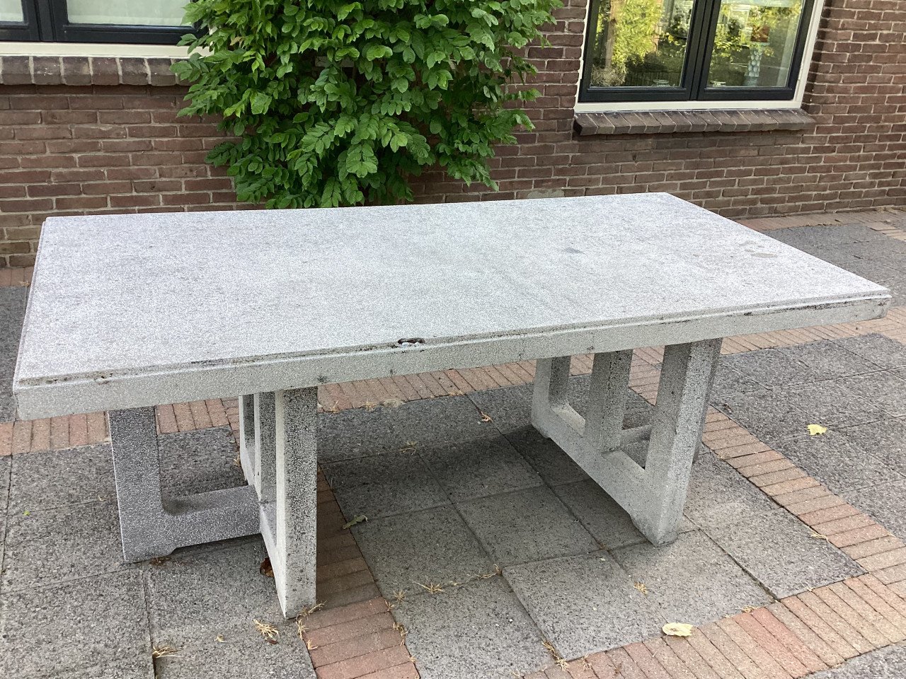 Mooie robuuste stenen tuintafel