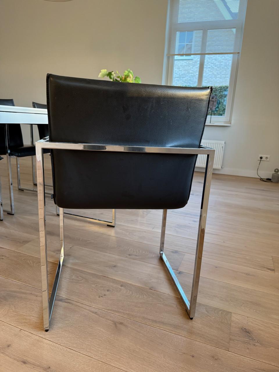 Eethoek met Arco Frame stoelen en Metaform witte tafel
