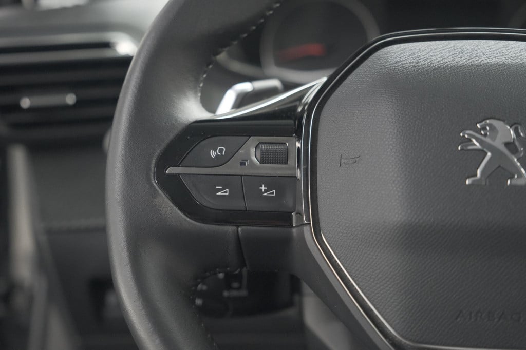 Peugeot 2008 puretech 130 eat8 active | parkeersensoren | navigatie | apple