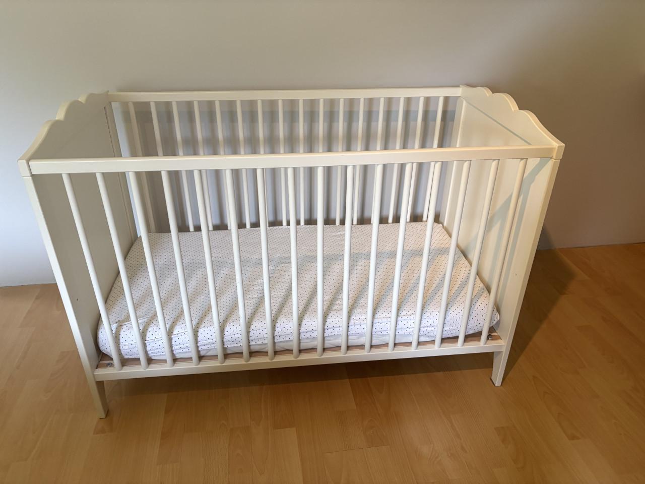 Kinderledikantje met matrasje en aankleedkussen