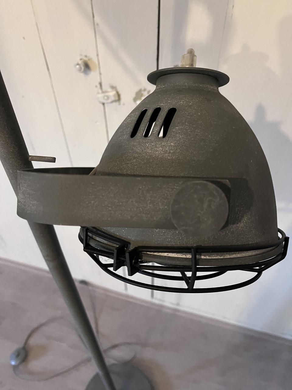 Industriële staande beton look lamp