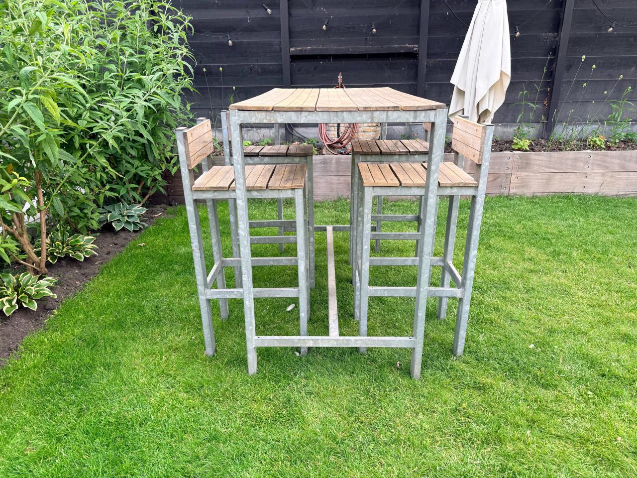 Tuinbar met 4 krukken