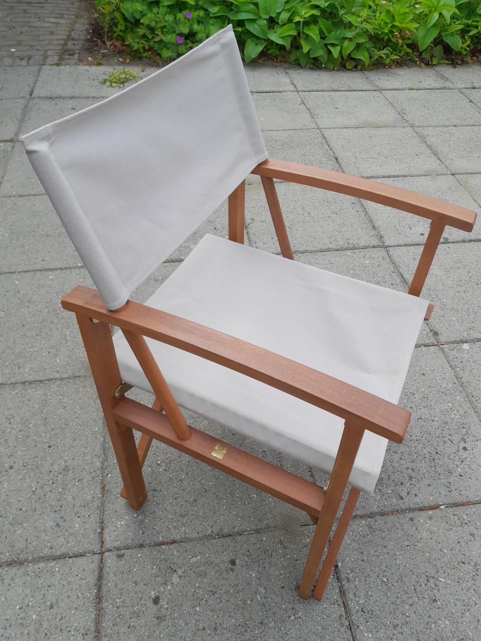 2 nieuwe hardhouten regiseursstoeltjes + tafel (alles opklapbaar)