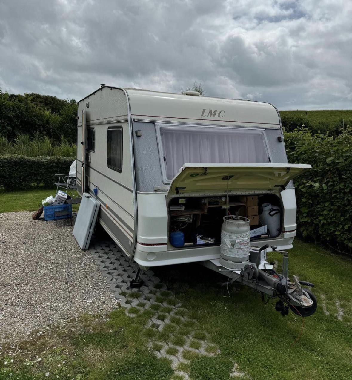 Caravan met voortent en luifel