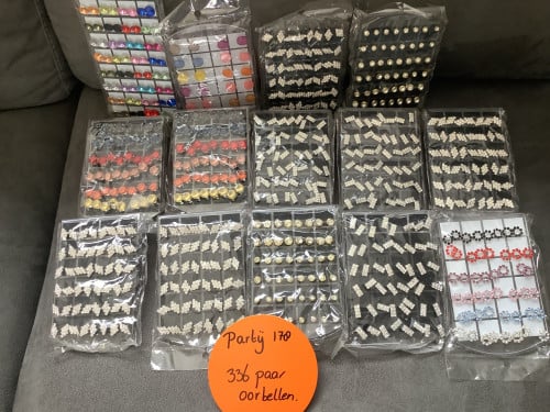 Partij oorbellen op display’s. ( partij 178)