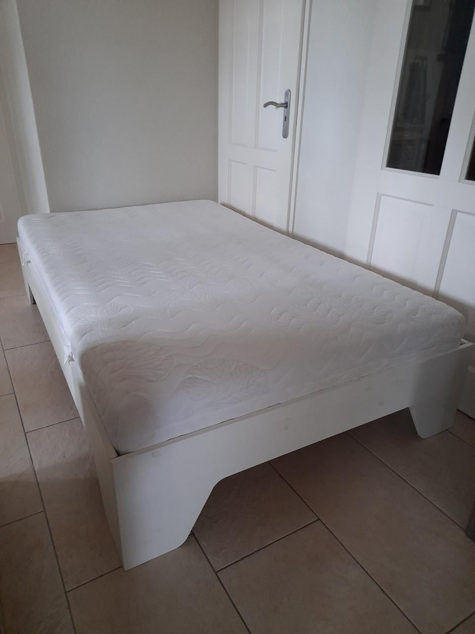 Massief houten bed met netjes en schoon matras 120 x 200 (in nette staat )