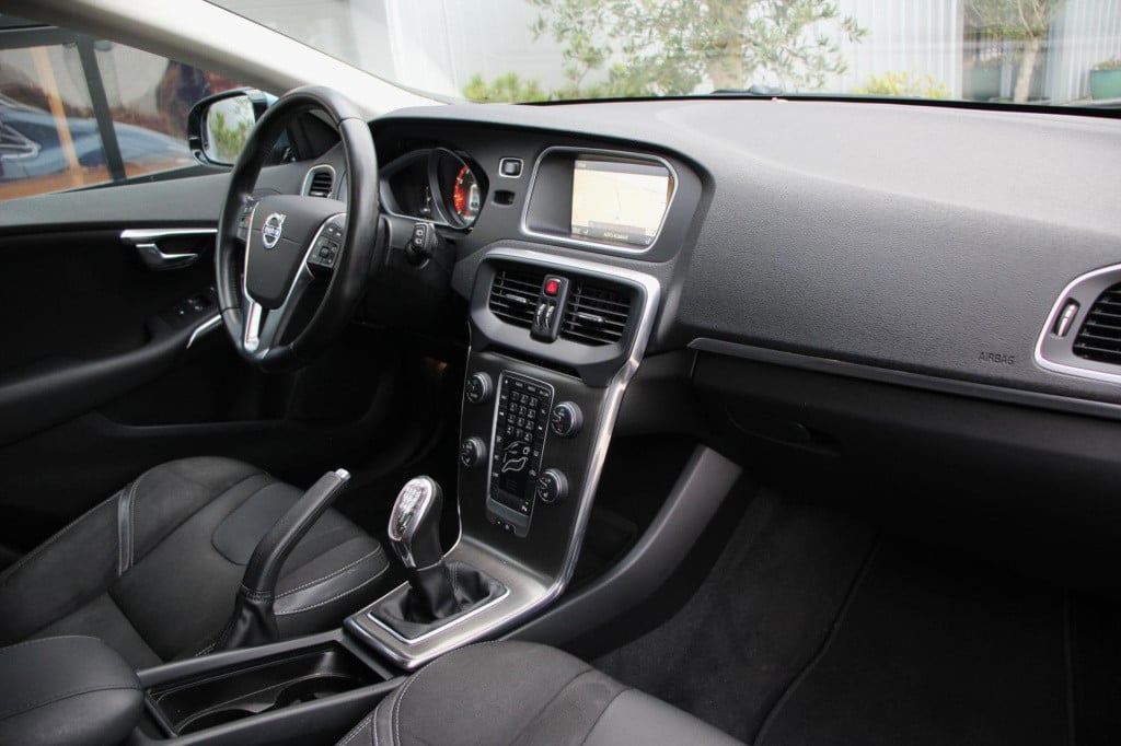 Volvo V40 1.6 t3 momentum -xenon - trekhaak - navi - achteruitrij camera - 