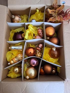 Doosje met kerstballetjes, vlinders met knijpertjes etc.